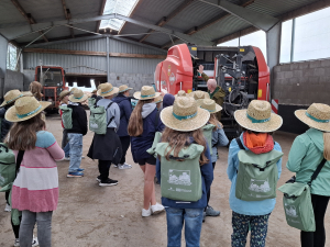 Chef Uwe Thielecke erklärt den Kindern die (technische) Welt der Landwirtschaft.